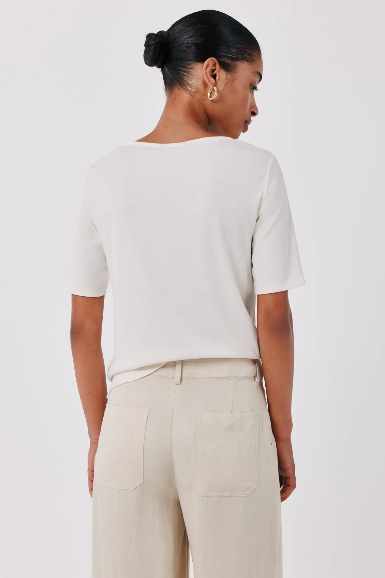 Camiseta nudo escote