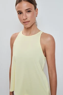 Camiseta sin mangas espalda abierta