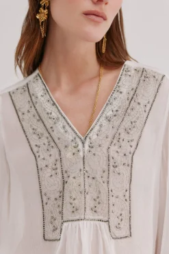 Carla. Blusa bordada