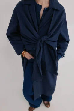 Darelle. Gabardina con lazada