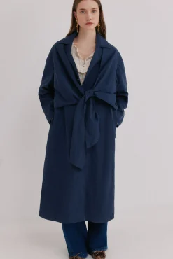 Darelle. Gabardina con lazada