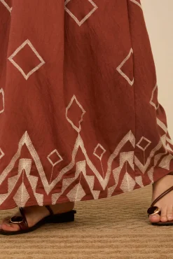 Falda larga con bordado
