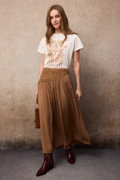 Falda midi con bordado