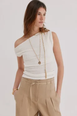 María. Camiseta asimétrica