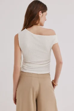 María. Camiseta asimétrica
