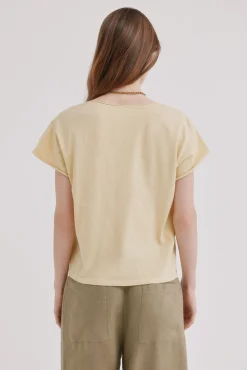 Monike. Camiseta maga corta escote pico