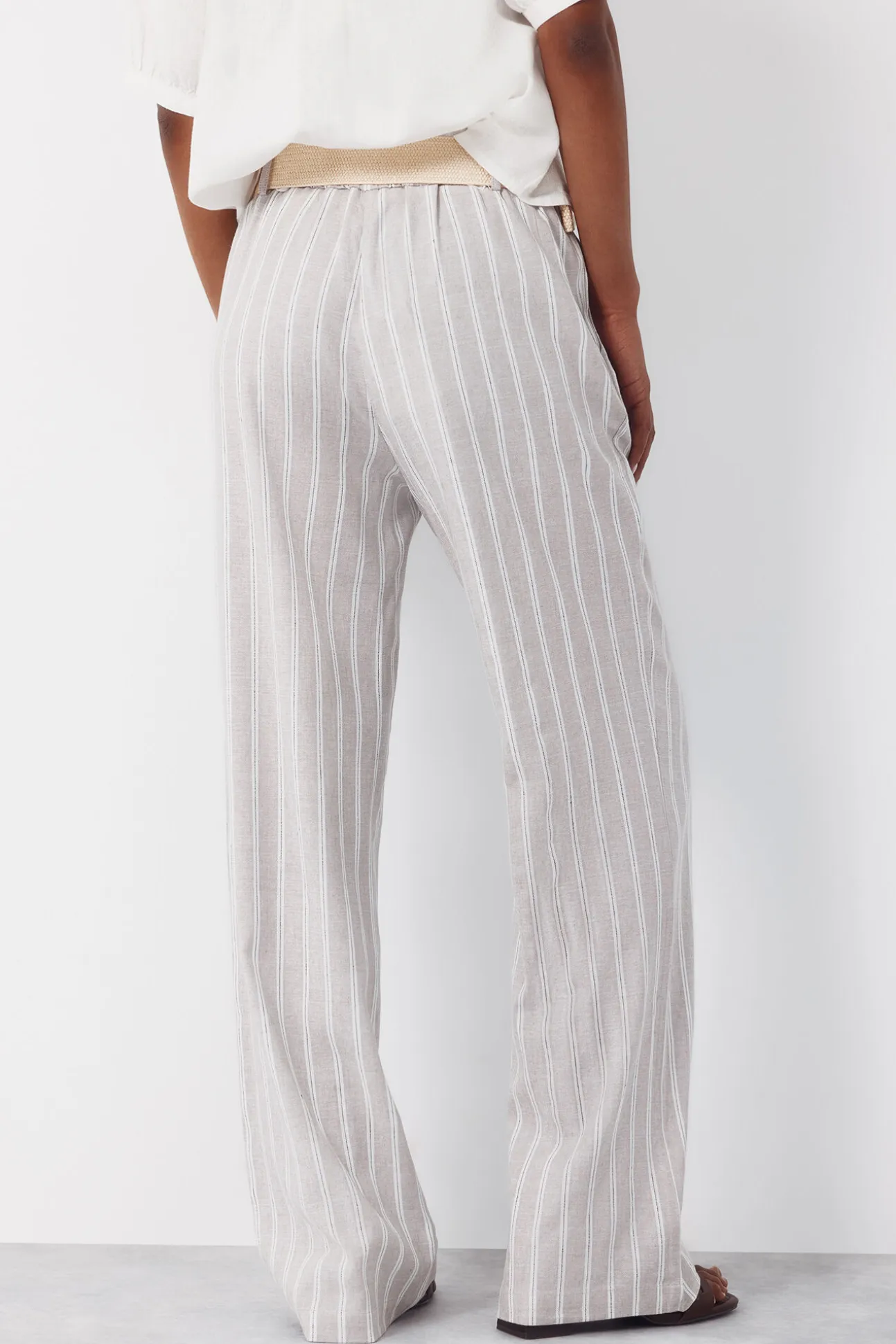 Pantalón ancho con lino