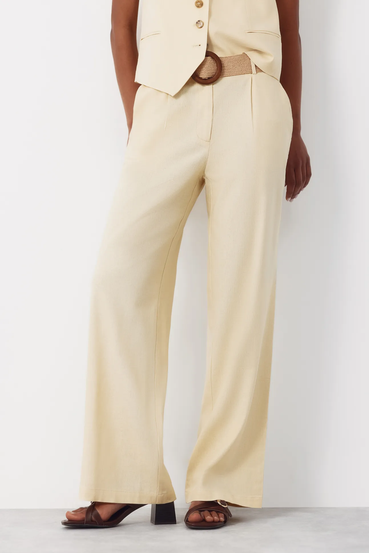 Pantalón ancho con lino