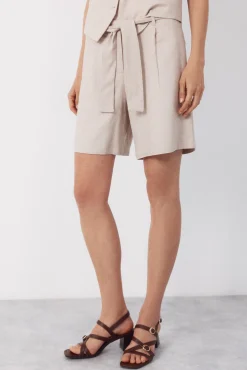 Pantalón bermuda con lino