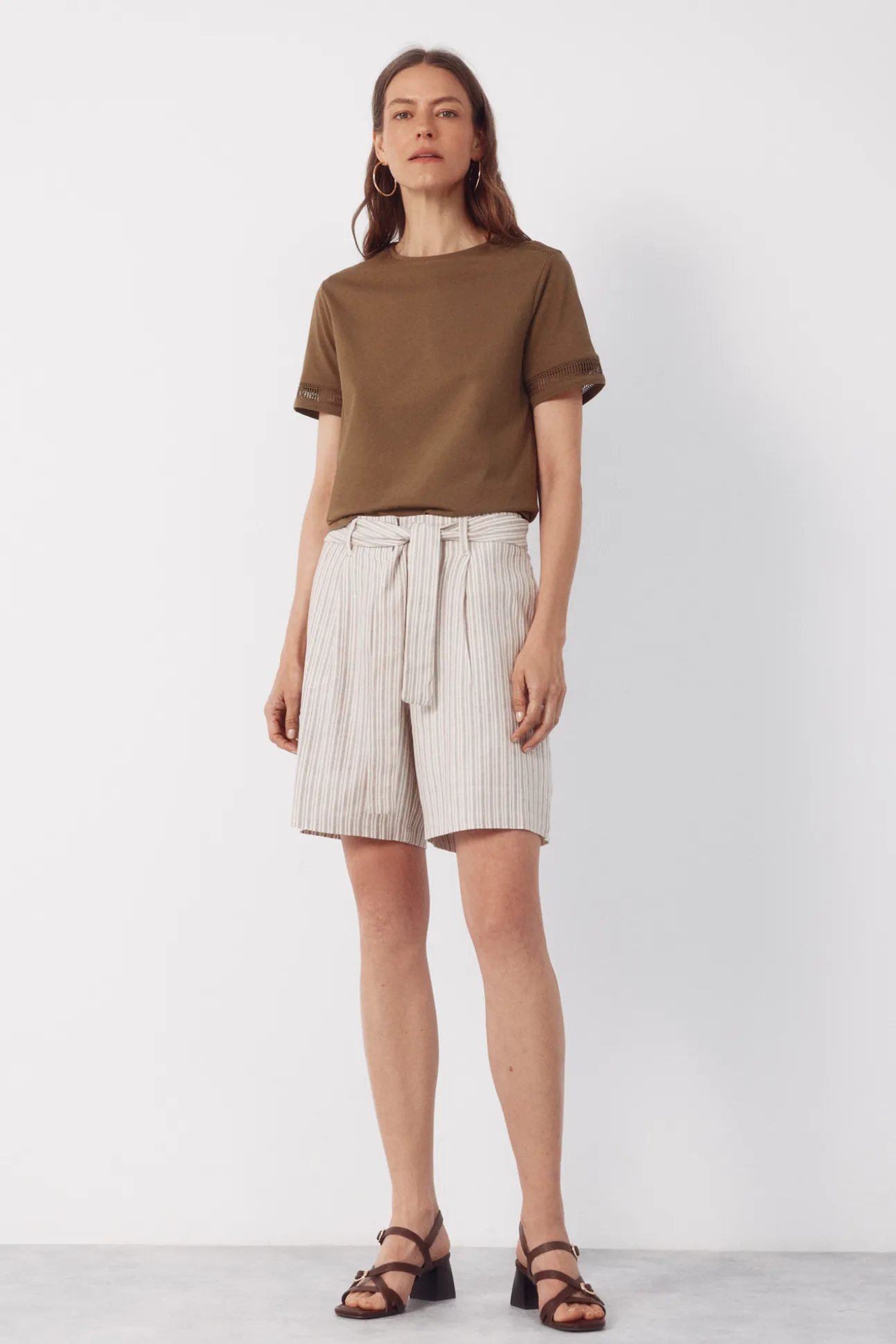 Pantalón bermuda con lino