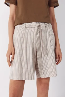 Pantalón bermuda con lino