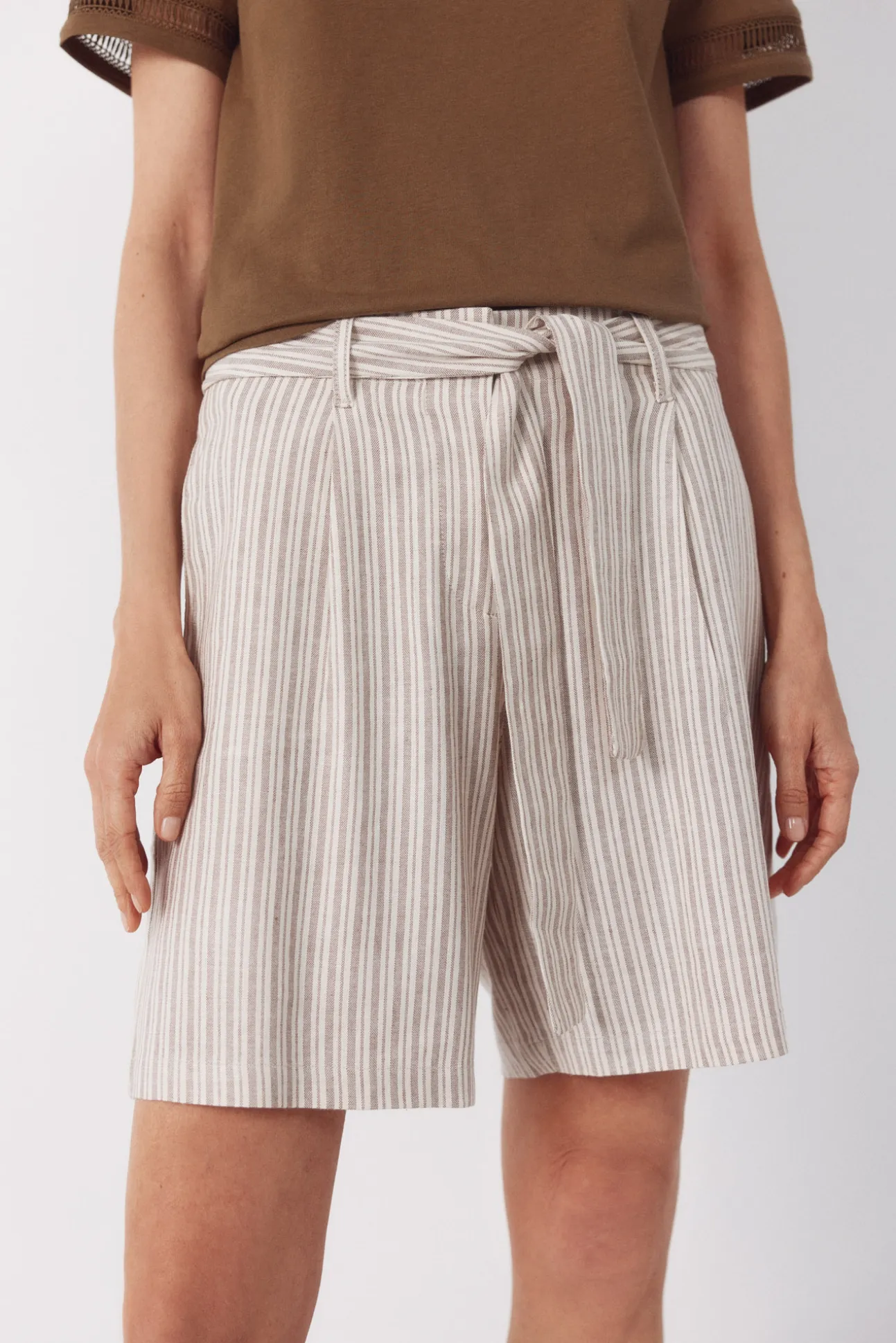 Pantalón bermuda con lino