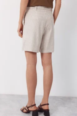 Pantalón bermuda con lino