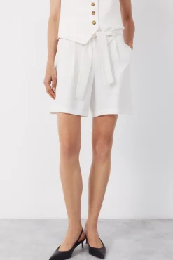 Pantalón bermuda con lino
