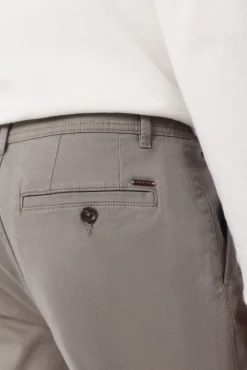 Pantalón chino regular fit