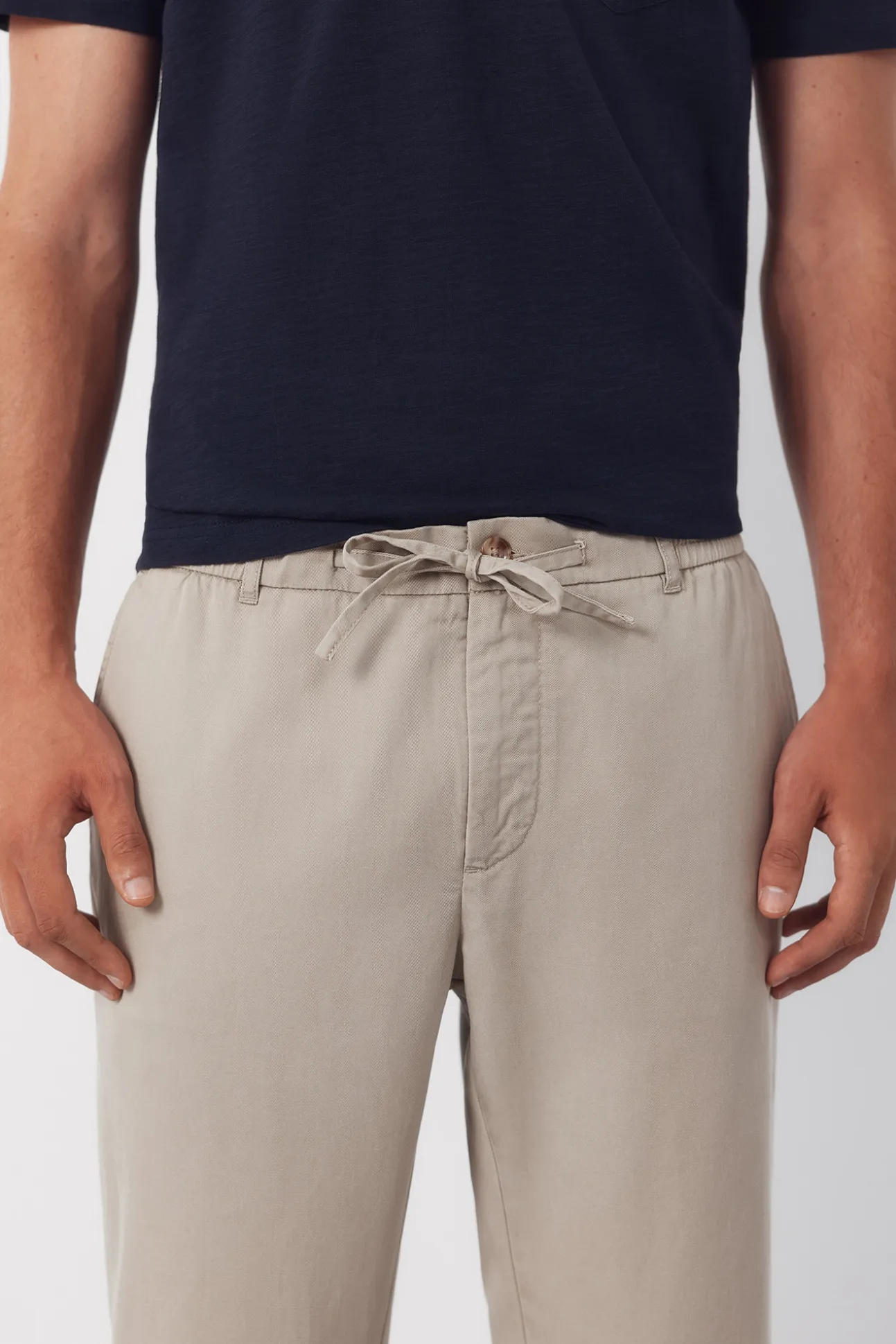 Pantalón chino tapered ligero