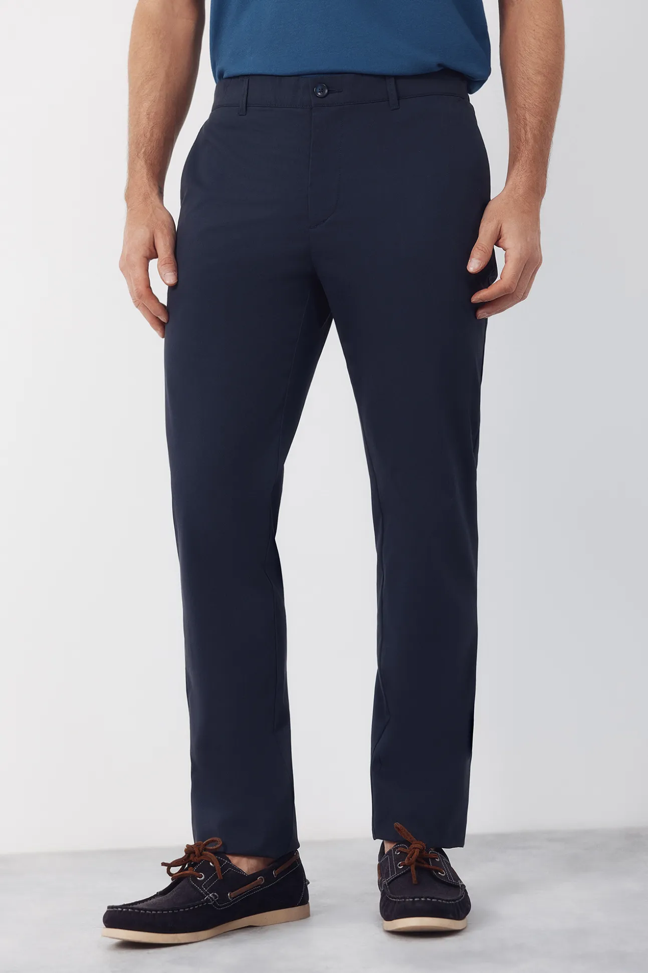 Pantalón chino técnico slim ligero