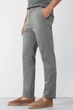 Pantalón chino técnico slim ligero