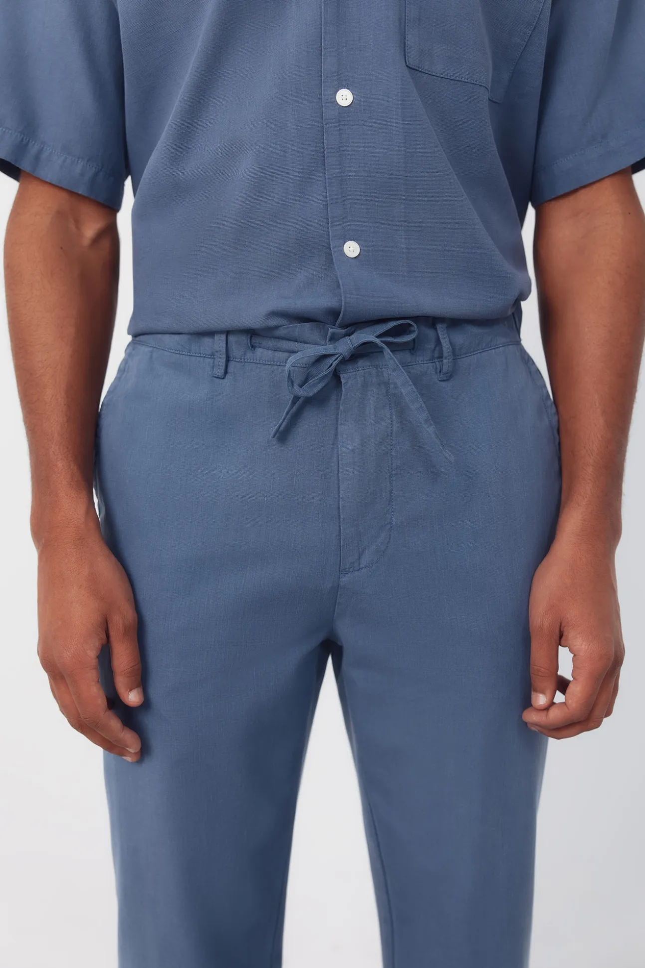 Pantalón con gomas y cordones regular