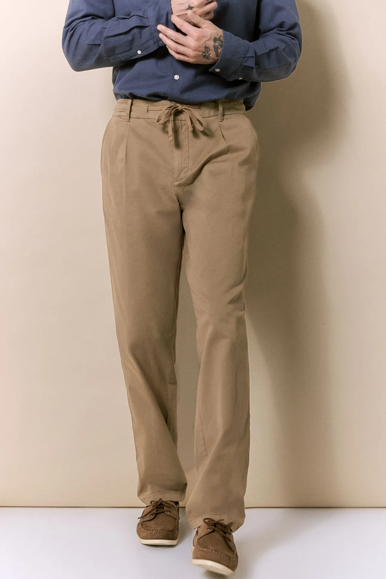 Pantalón con pinzas y cordones