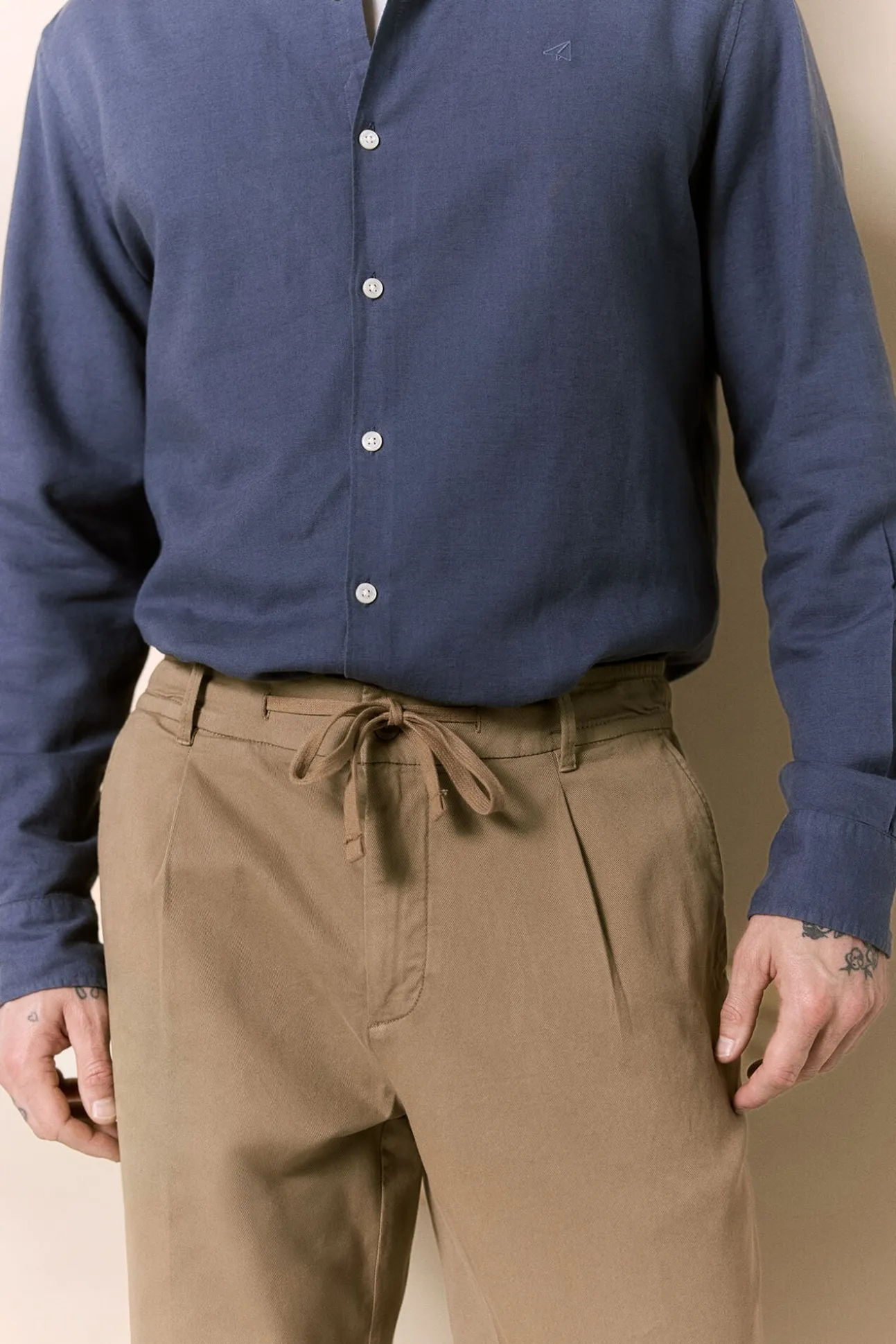 Pantalón con pinzas y cordones