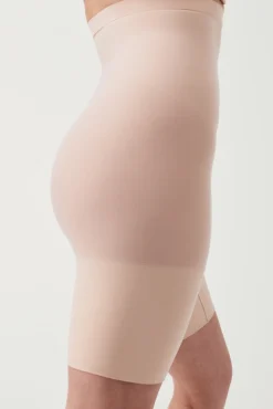Pantalón corto a media pierna de talle alto nude. SPANX