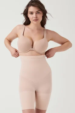 Pantalón corto a media pierna de talle alto nude. SPANX