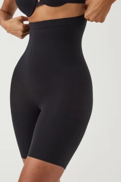 Pantalón corto a media pierna de talle alto nude. SPANX