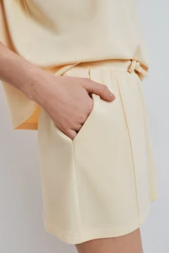 Pantalón corto ancho viscosa suave amarilla