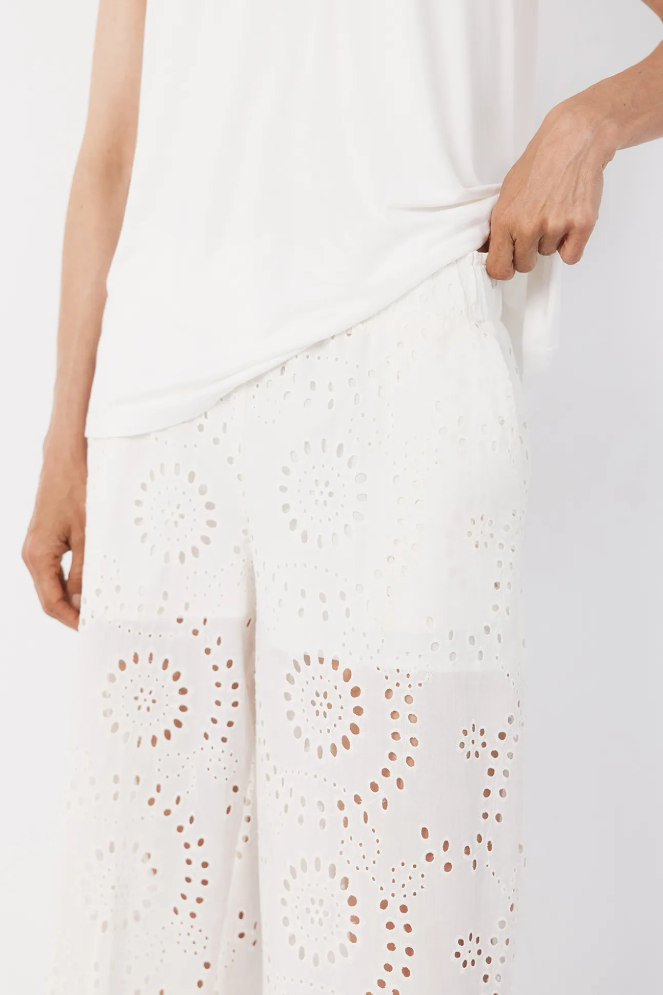 Pantalón de mujer bordado