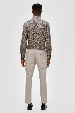 Pantalón de traje slim fit elaborado con materiales reciclados.