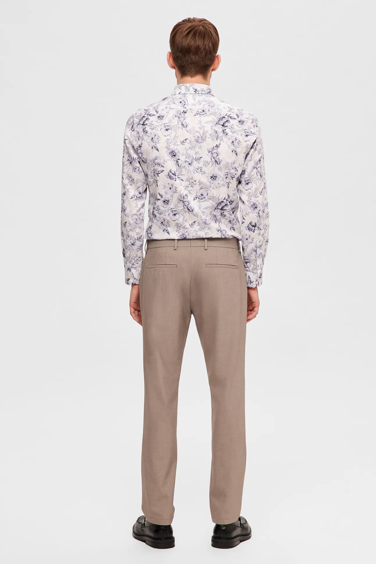 Pantalón formal slim fit.