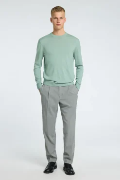 Pantalón informal con pinza confeccionado con materiales reciclados