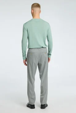 Pantalón informal con pinza confeccionado con materiales reciclados