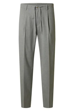 Pantalón informal con pinza confeccionado con materiales reciclados