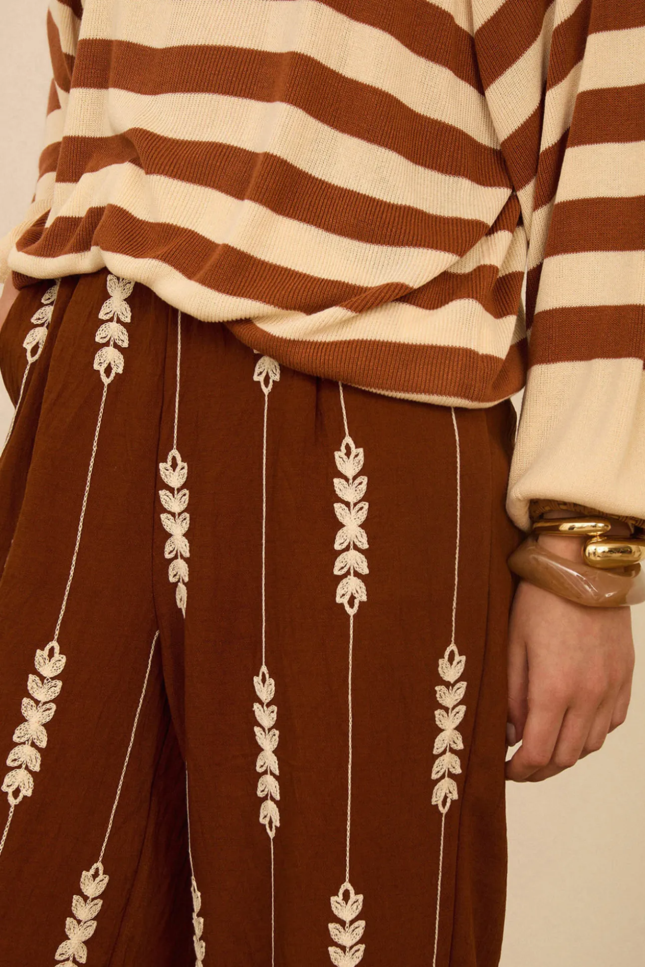 Pantalón largo bordado