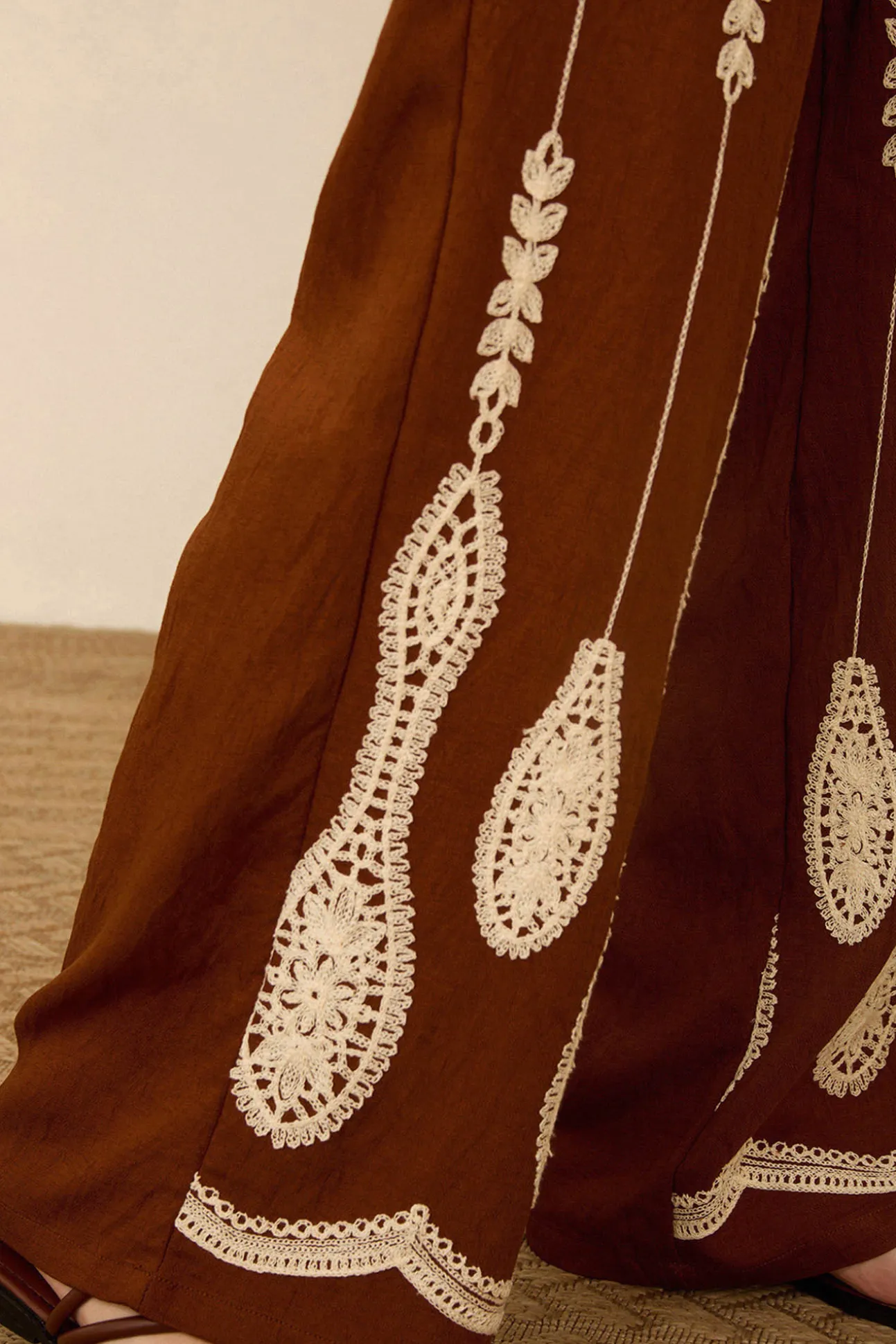 Pantalón largo bordado