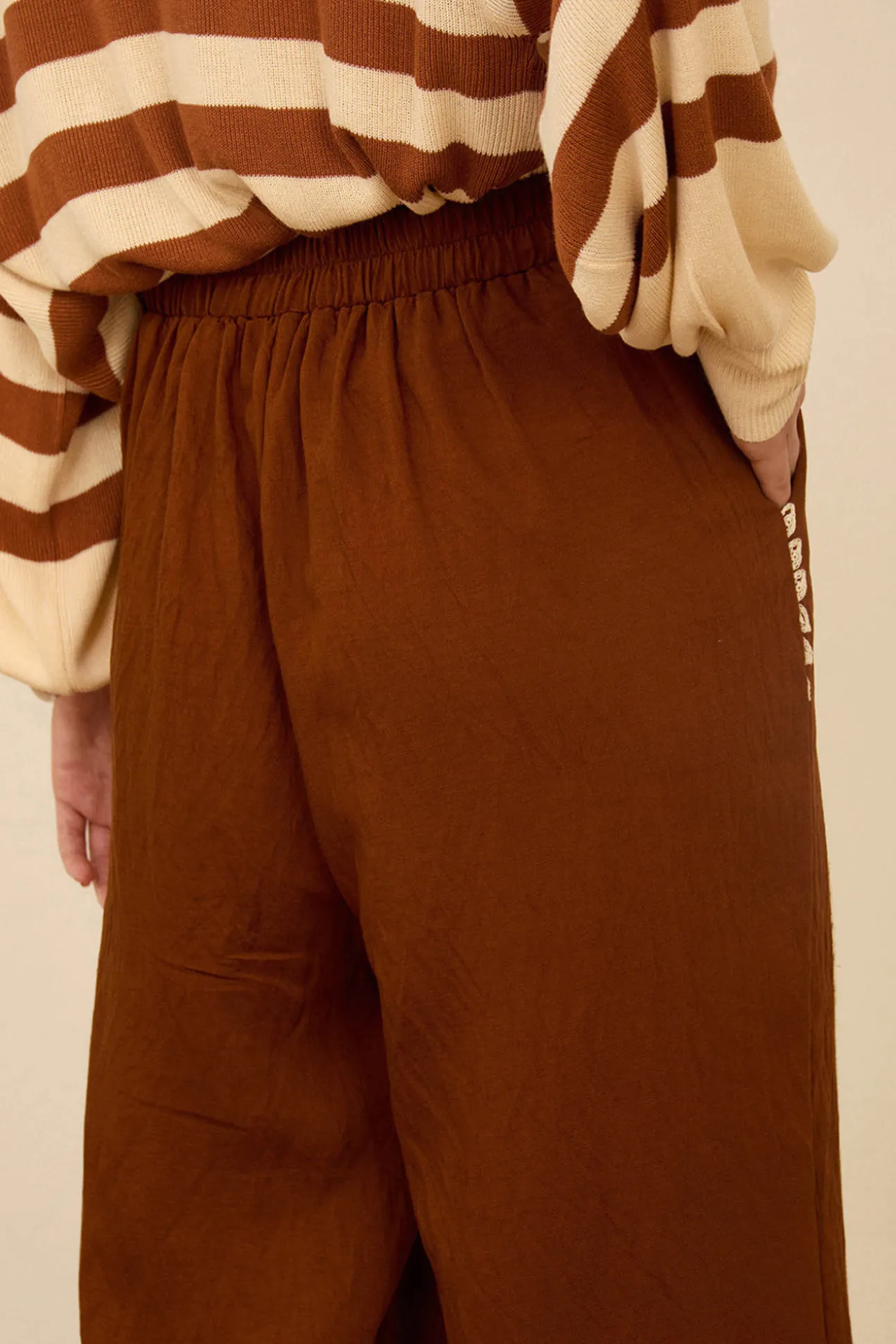 Pantalón largo bordado