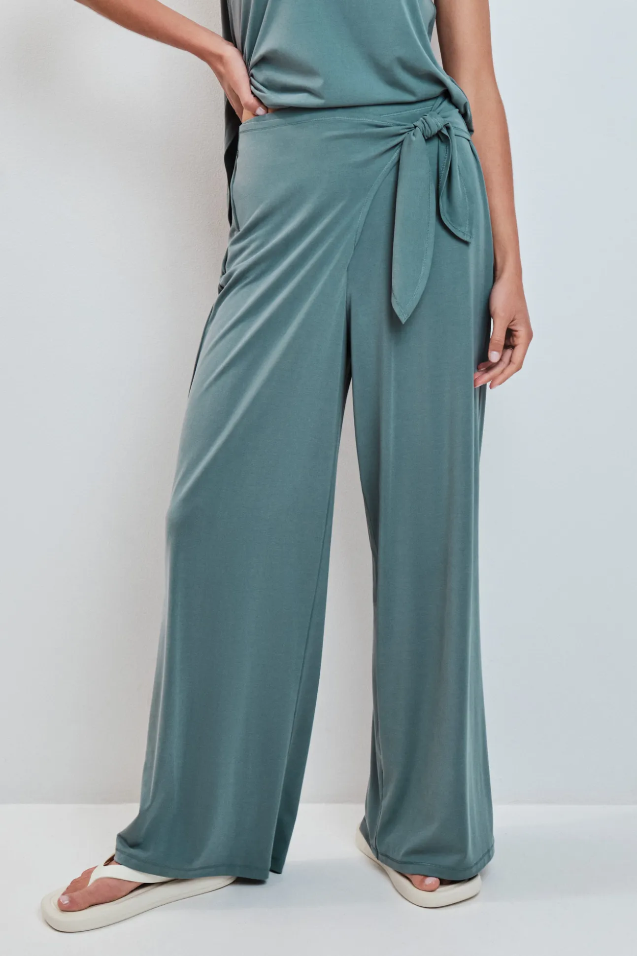 Pantalón largo palazzo tacto suave verde