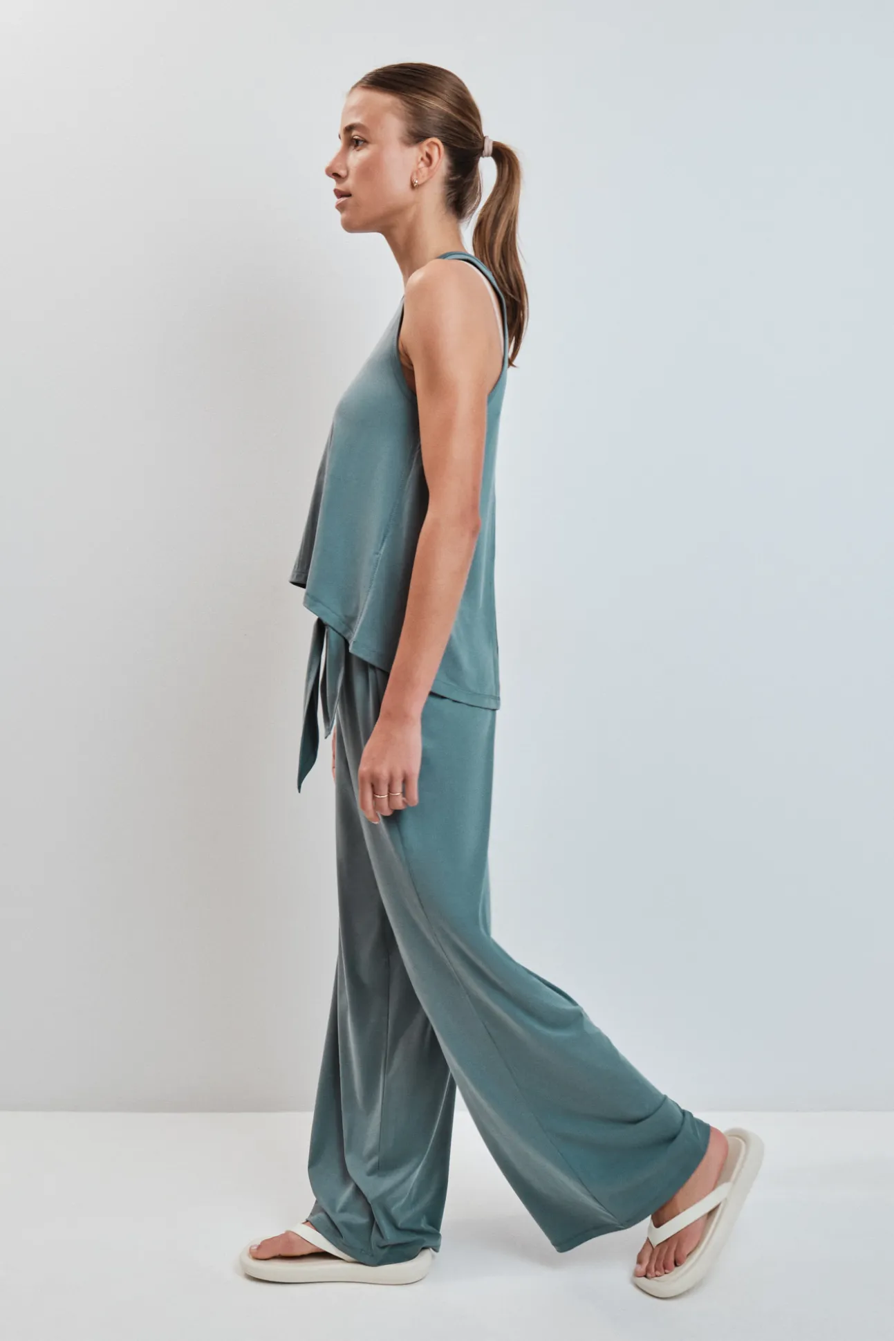Pantalón largo palazzo tacto suave verde