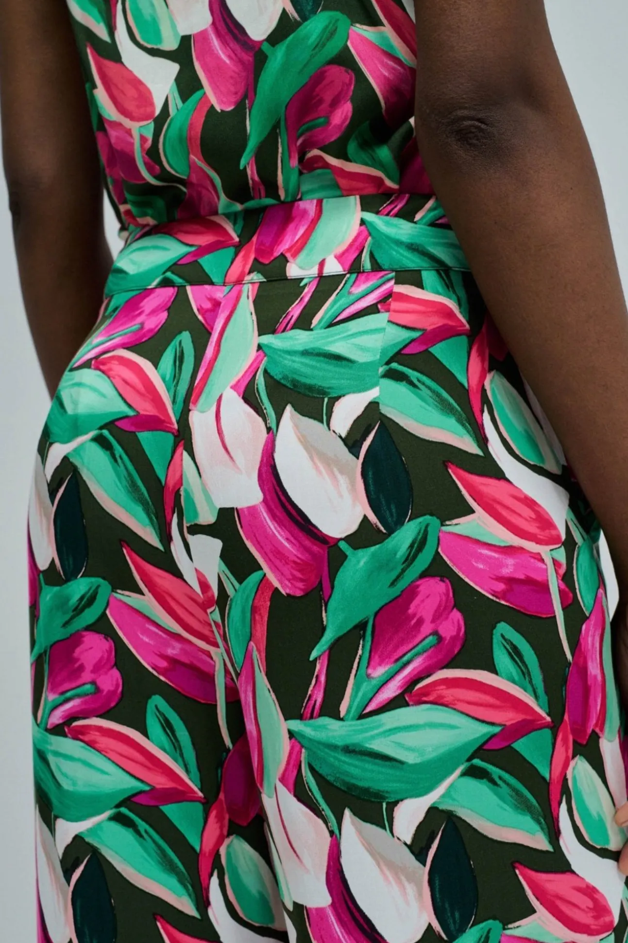 Pantalón regular con estampado floral