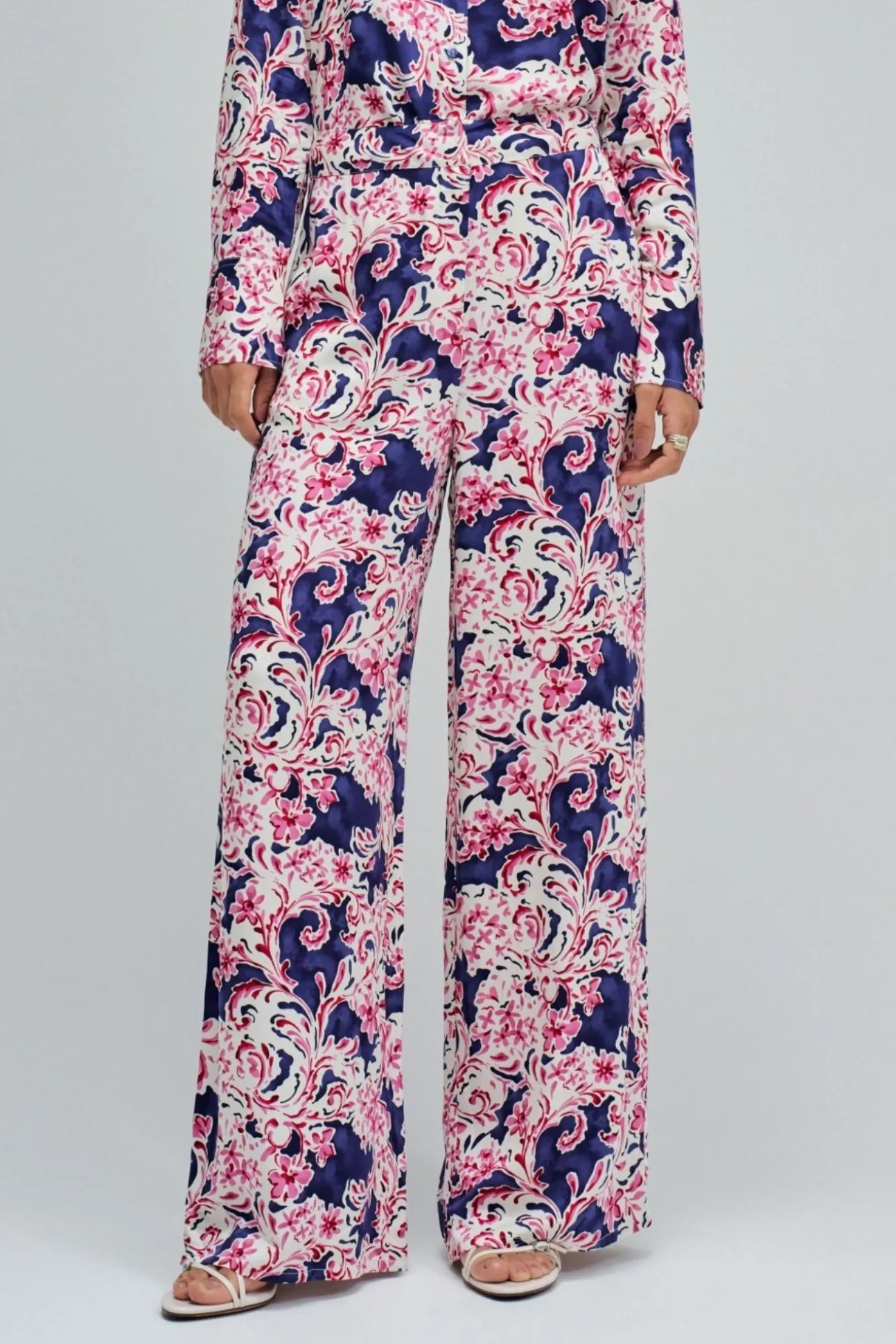 Pantalón regular con estampado floral