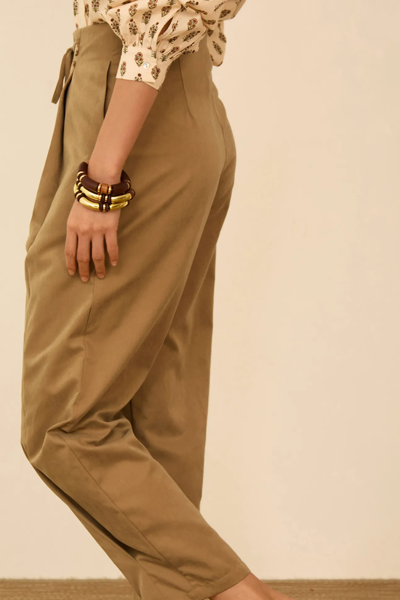 Pantalón tobillero con pinzas