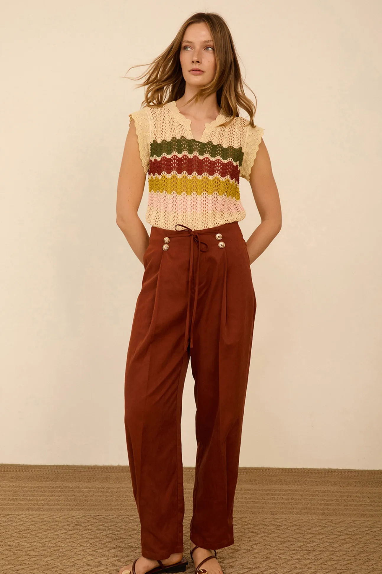 Pantalón tobillero con pinzas