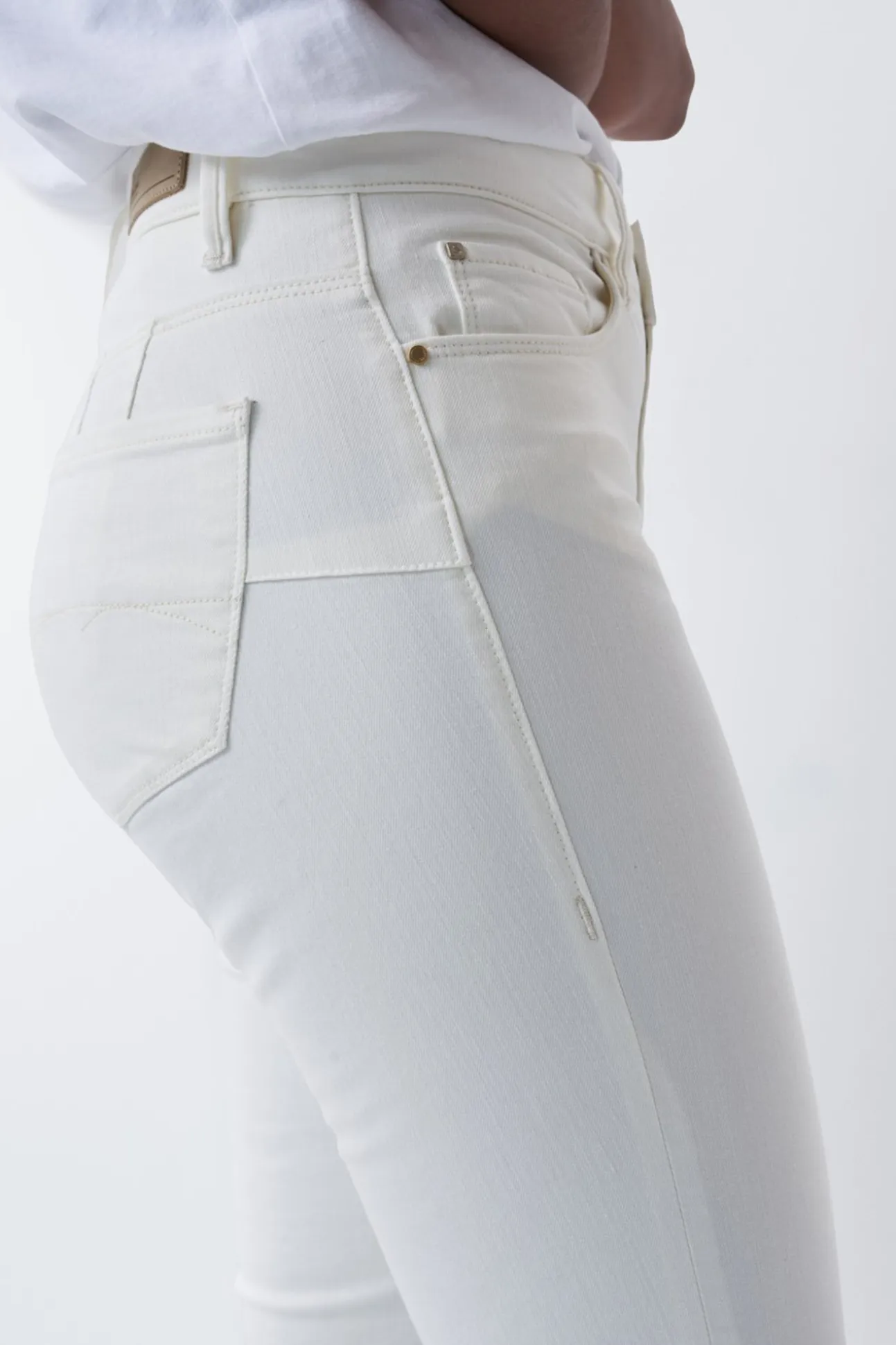 Pantalon vaquero destiny push up slim de color crudo