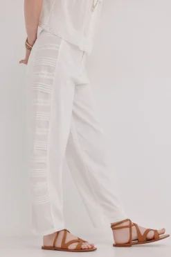 Pía. Pantalón tiro medio bordado
