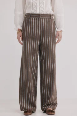Pía. Pantalones de rayas