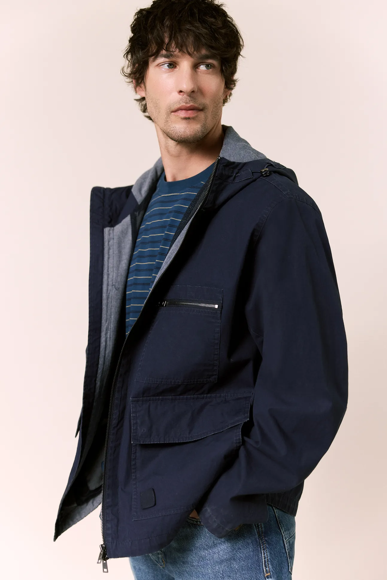 Parka corta con capucha