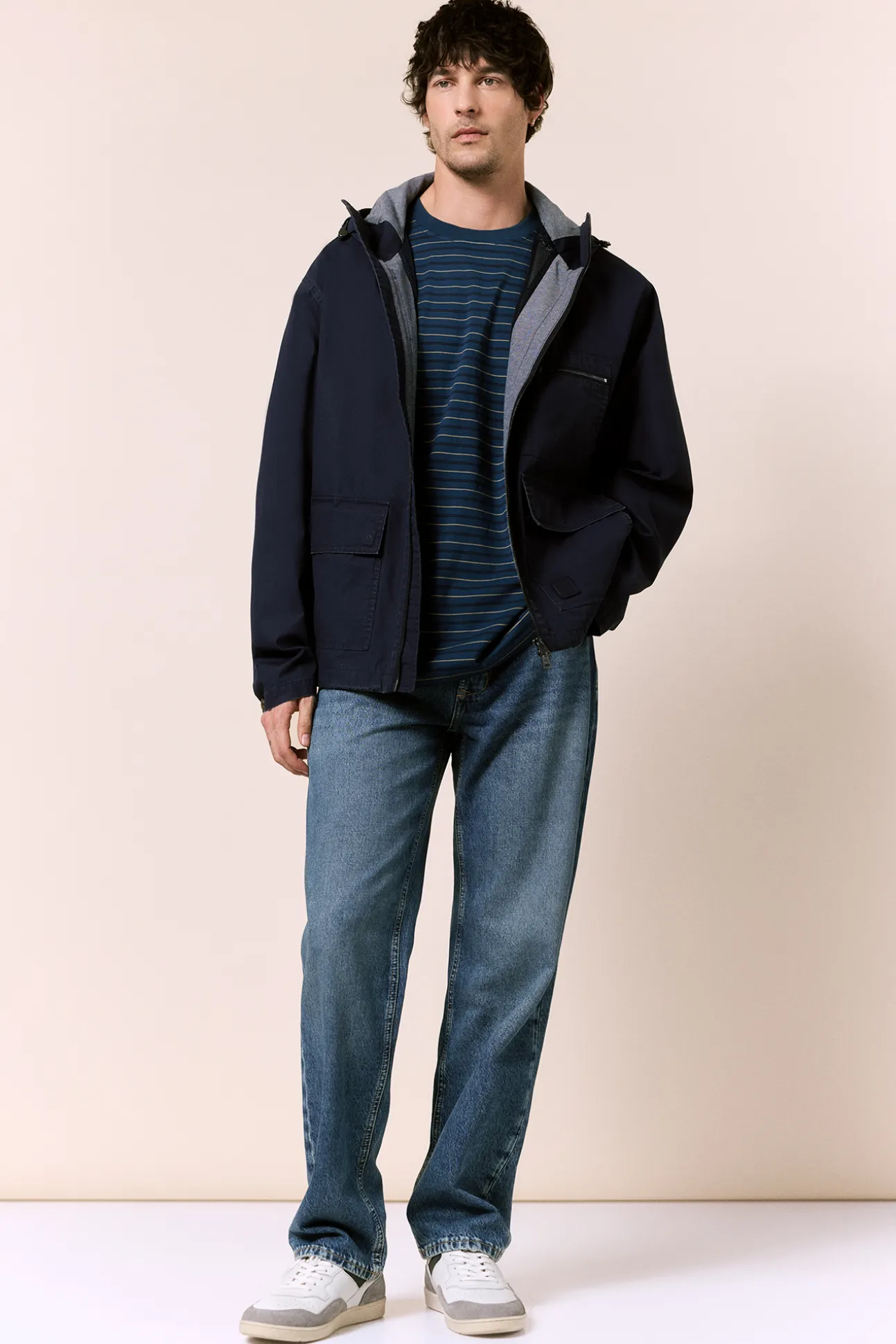 Parka corta con capucha