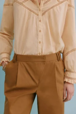 Paula. Pantalón con pliegues